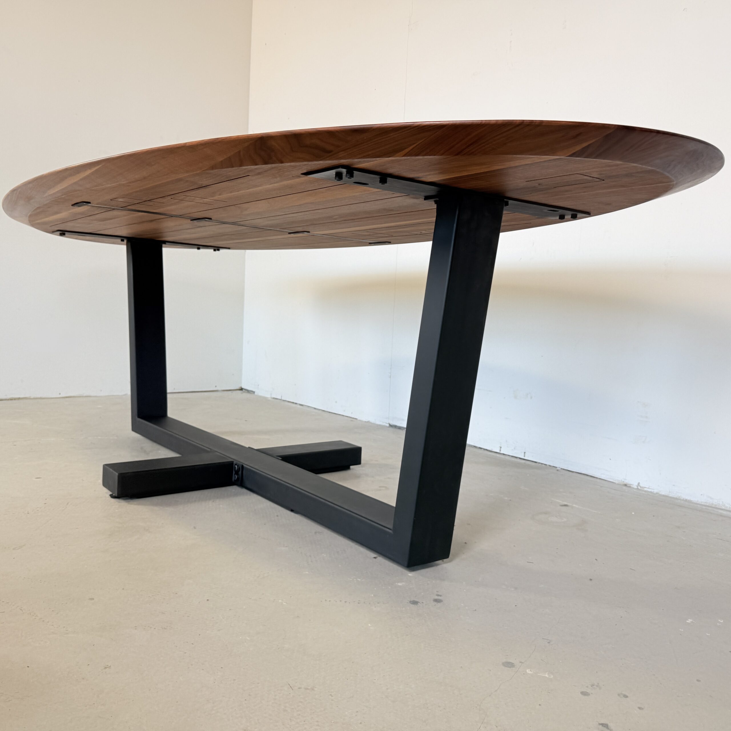 Ovale massief noten eettafel 260x120 - Bert Plantagie - Afbeelding 3