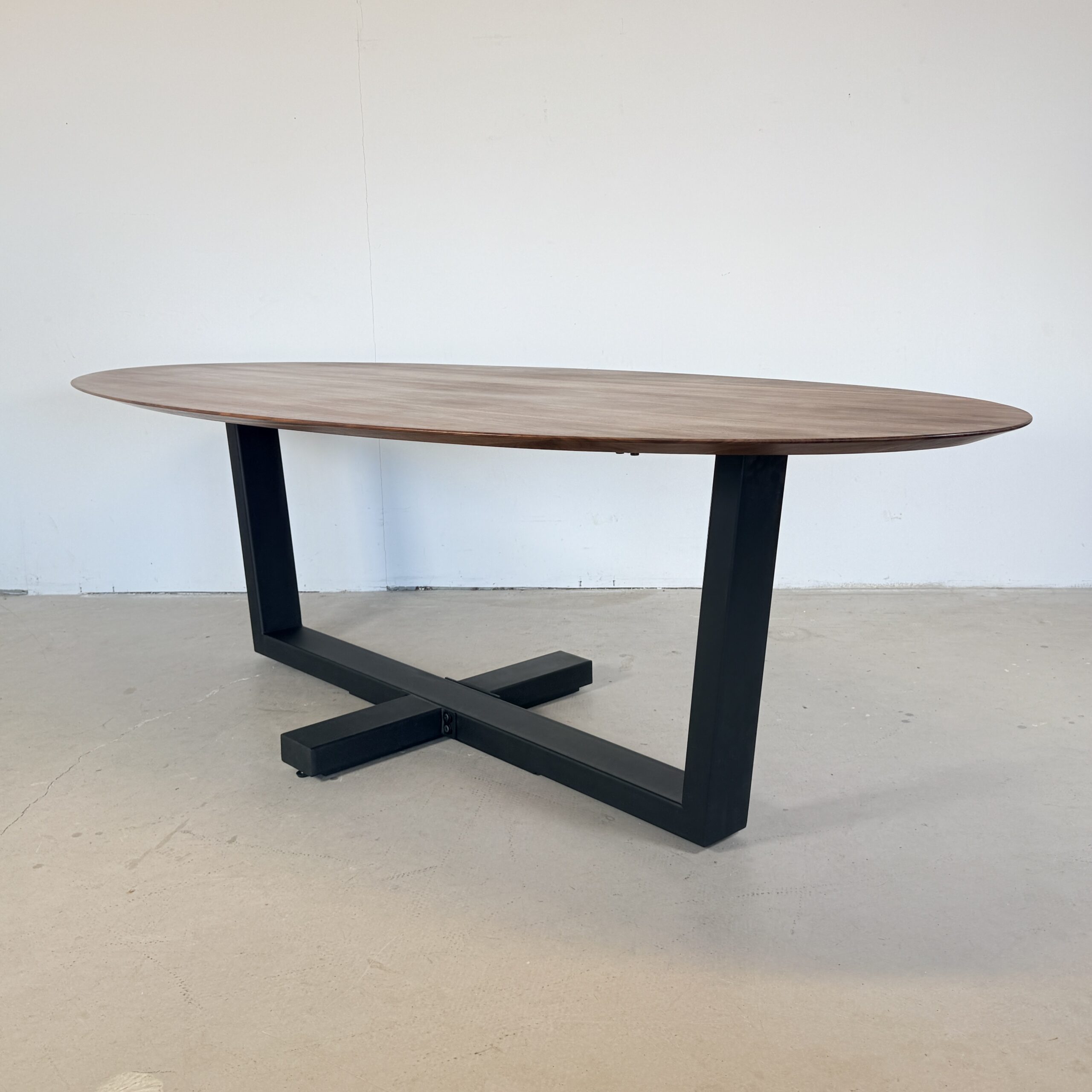 Ovale massief noten eettafel 260x120 - Bert Plantagie - Afbeelding 4
