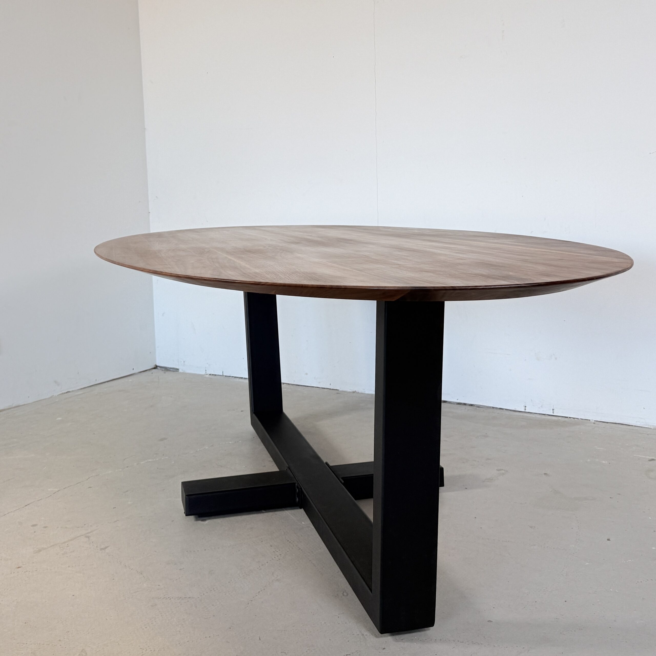 Ovale massief noten eettafel 260x120 - Bert Plantagie - Afbeelding 5