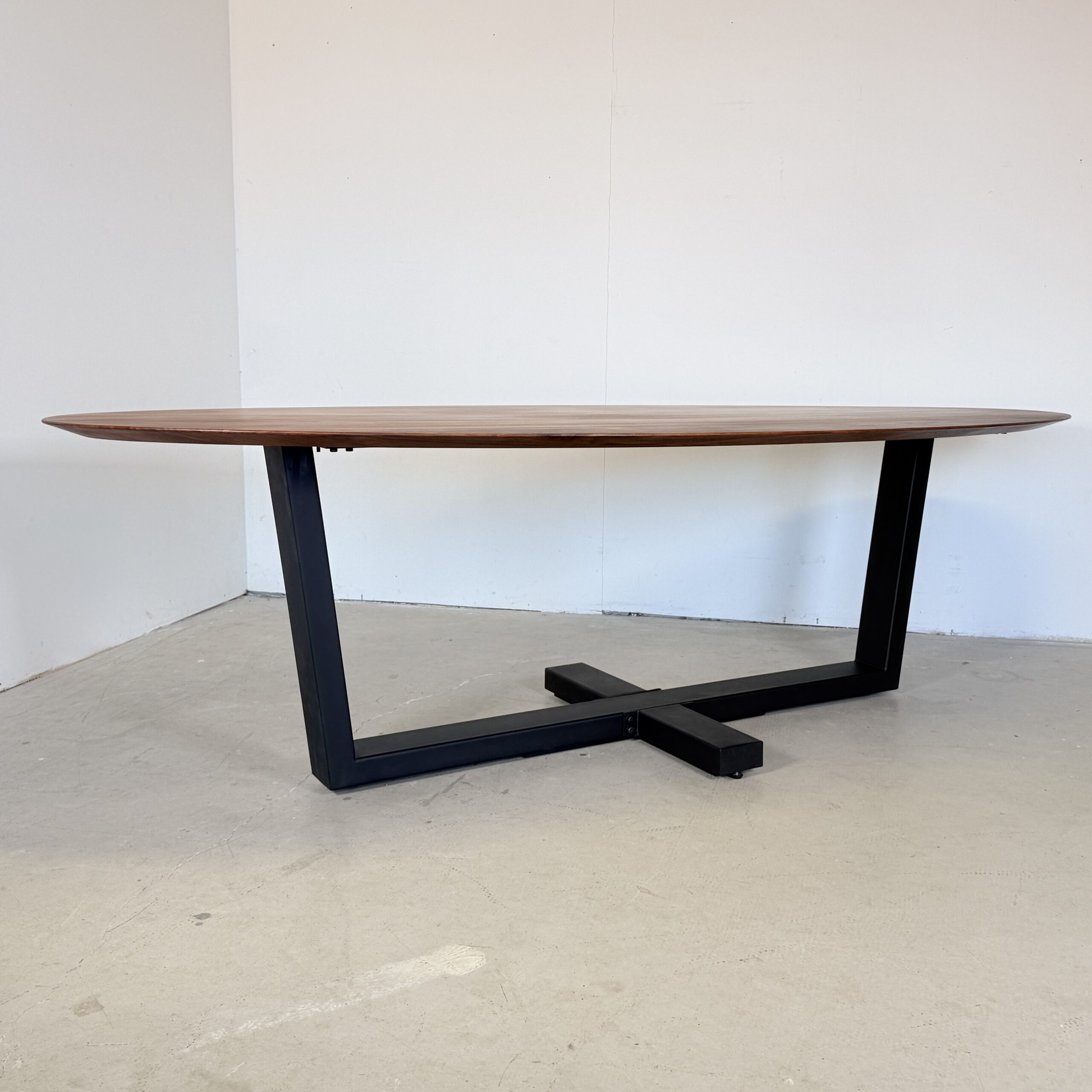 Ovale massief noten eettafel 260x120 - Bert Plantagie - Afbeelding 6