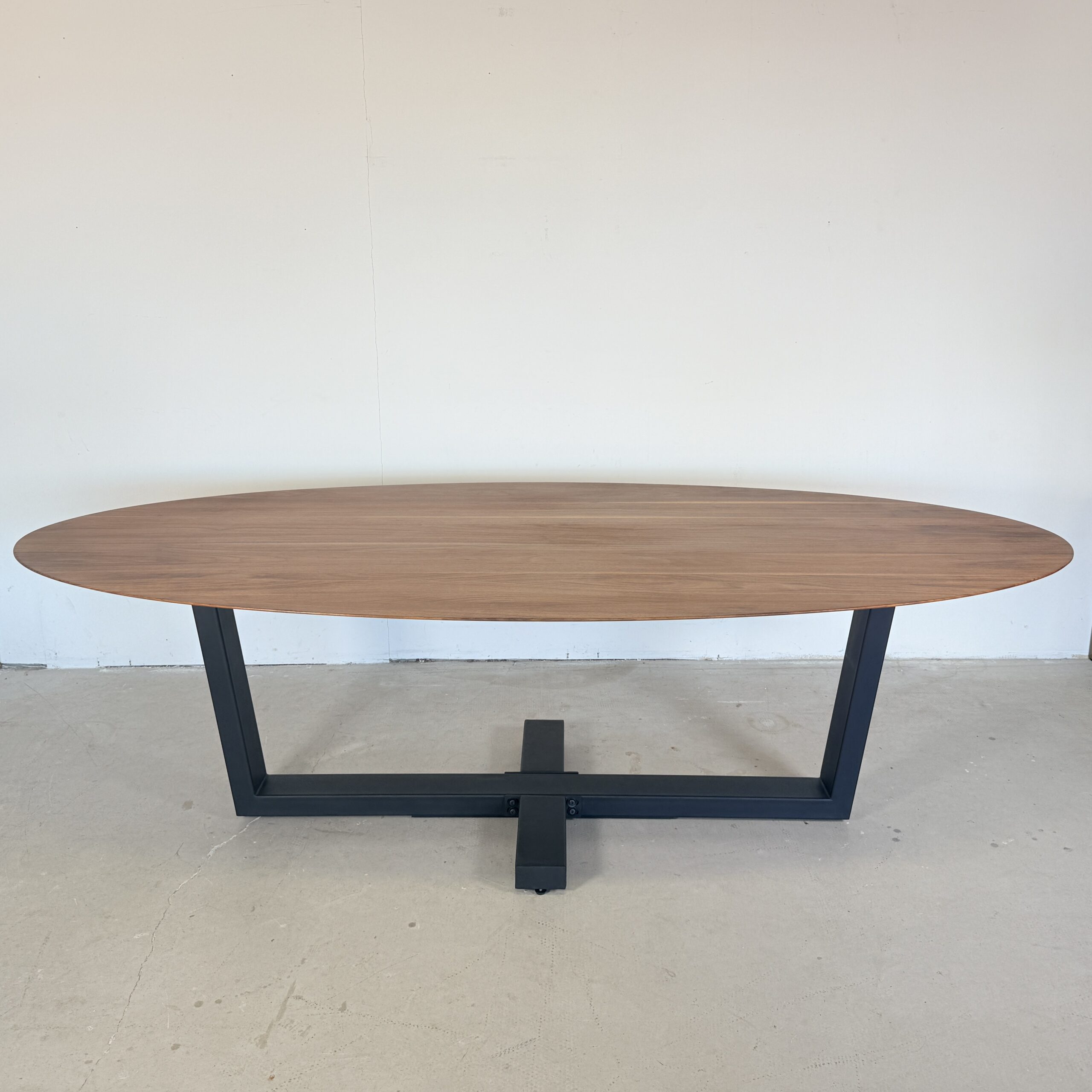 Ovale massief noten eettafel 260x120 - Bert Plantagie - Afbeelding 8