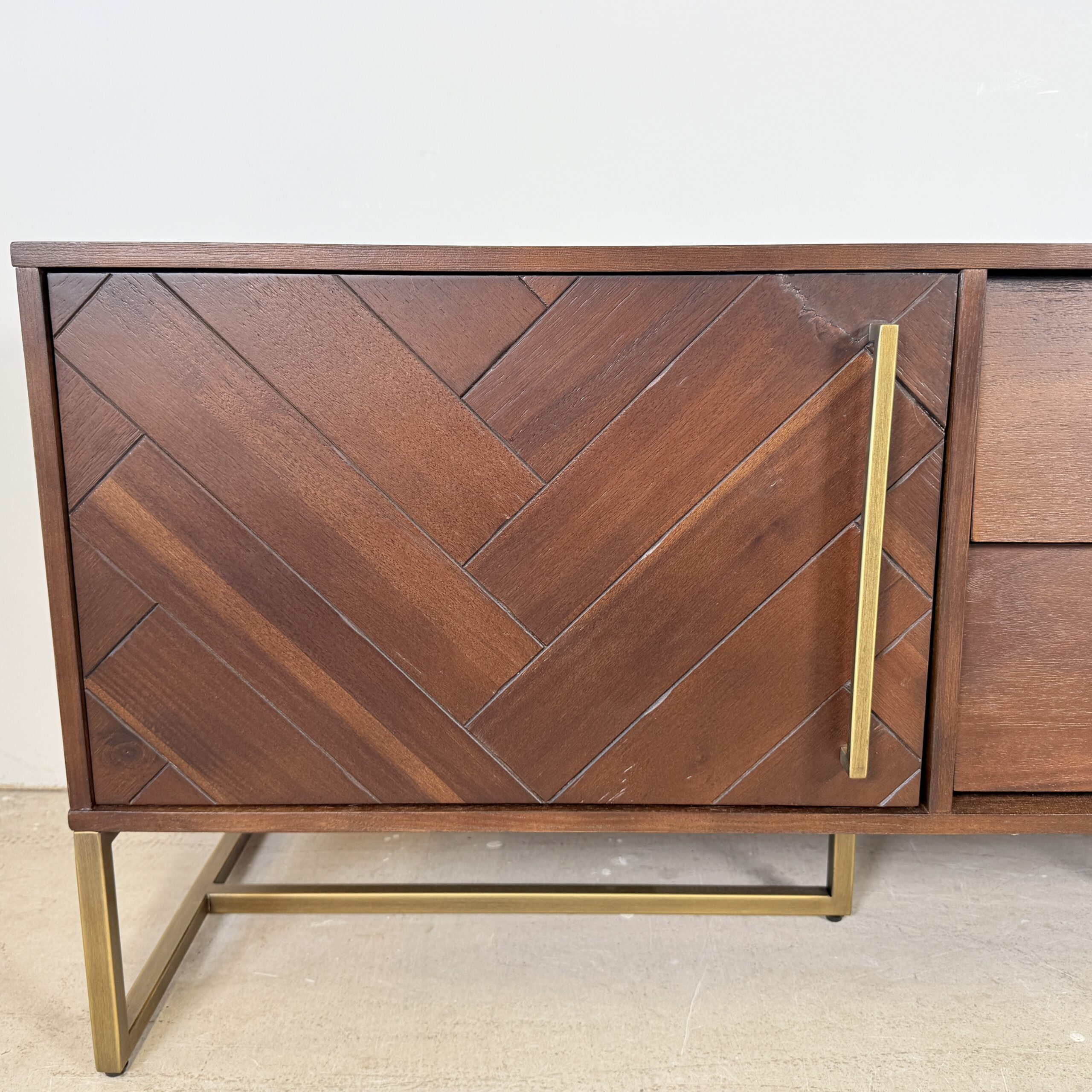 Dutchbone Class Dressoir TV-Meubel – Visgraat Acaciahout & Antiek Messing - Afbeelding 7