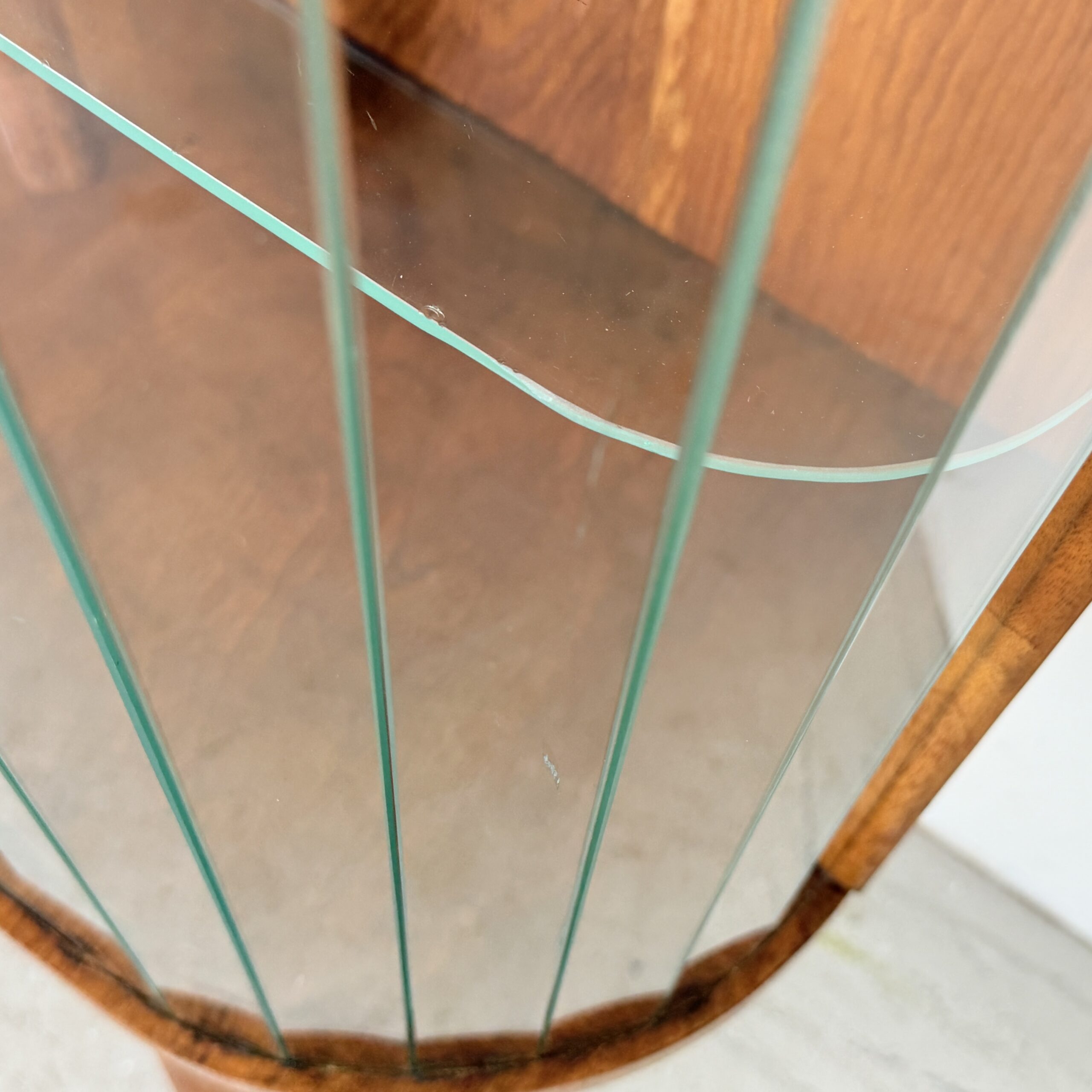 Vintage Vitrinekast 'Zofia' met Glazen Lamellen – Warm Walnootfineer & Art Deco Stijl – Jaren '50 - Afbeelding 11