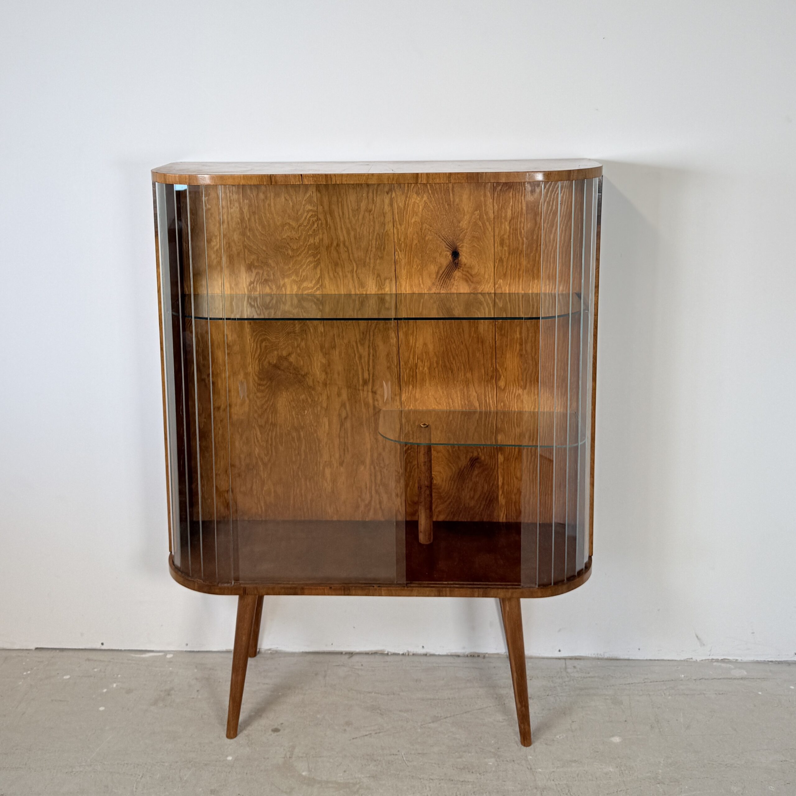 Vintage Vitrinekast 'Zofia' met Glazen Lamellen – Warm Walnootfineer & Art Deco Stijl – Jaren '50 - Afbeelding 2
