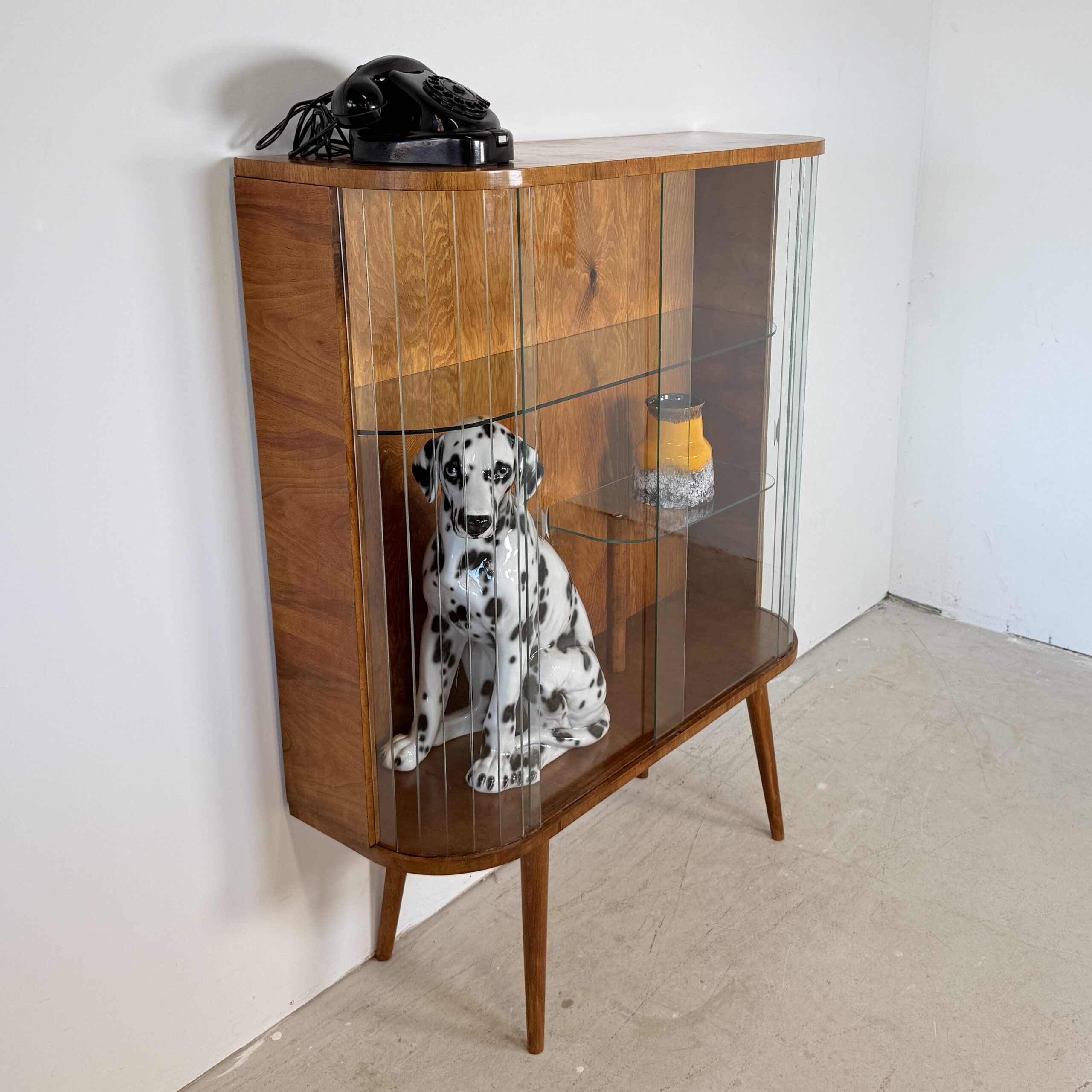 Vintage Vitrinekast 'Zofia' met Glazen Lamellen – Warm Walnootfineer & Art Deco Stijl – Jaren '50 - Afbeelding 4