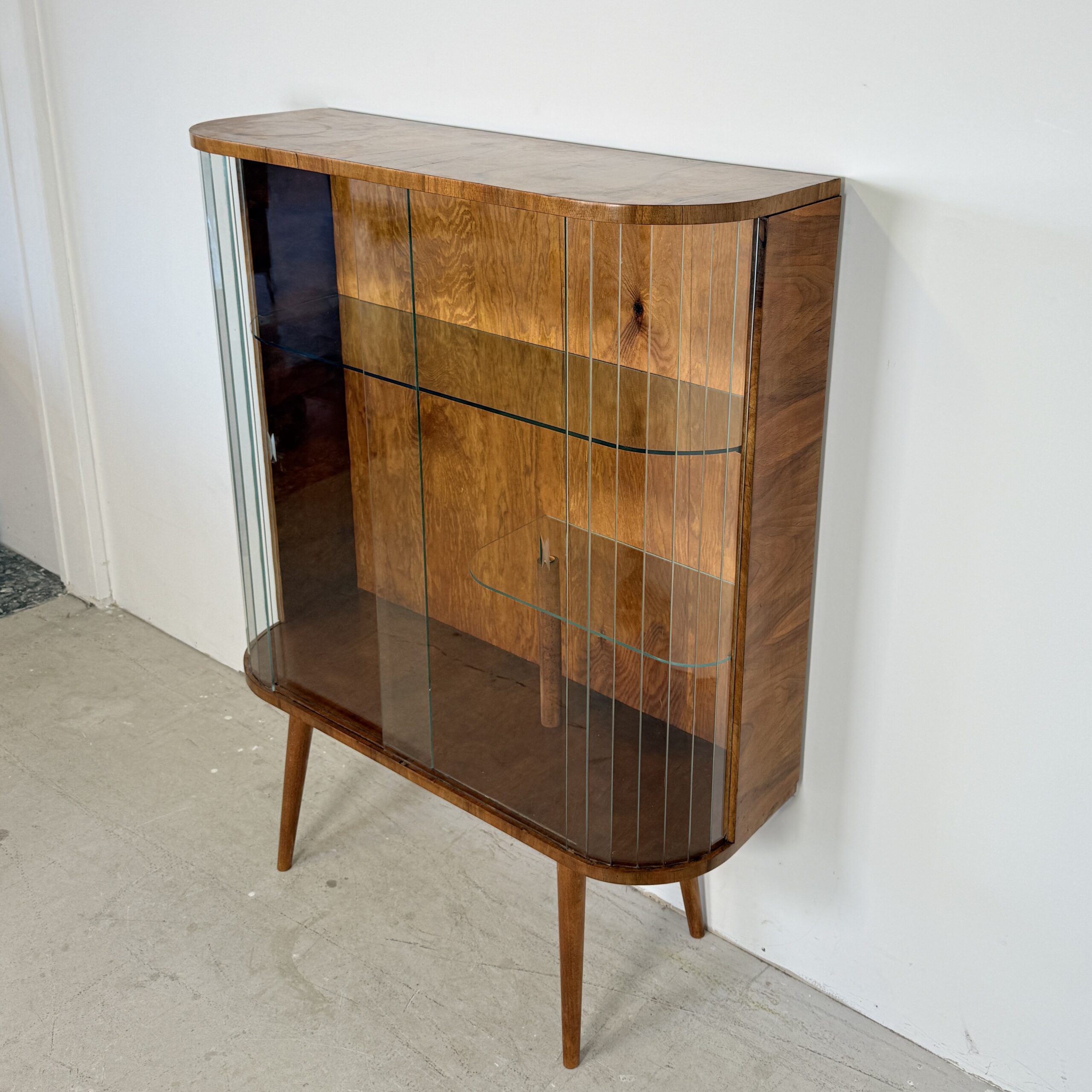 Vintage Vitrinekast 'Zofia' met Glazen Lamellen – Warm Walnootfineer & Art Deco Stijl – Jaren '50 - Afbeelding 5