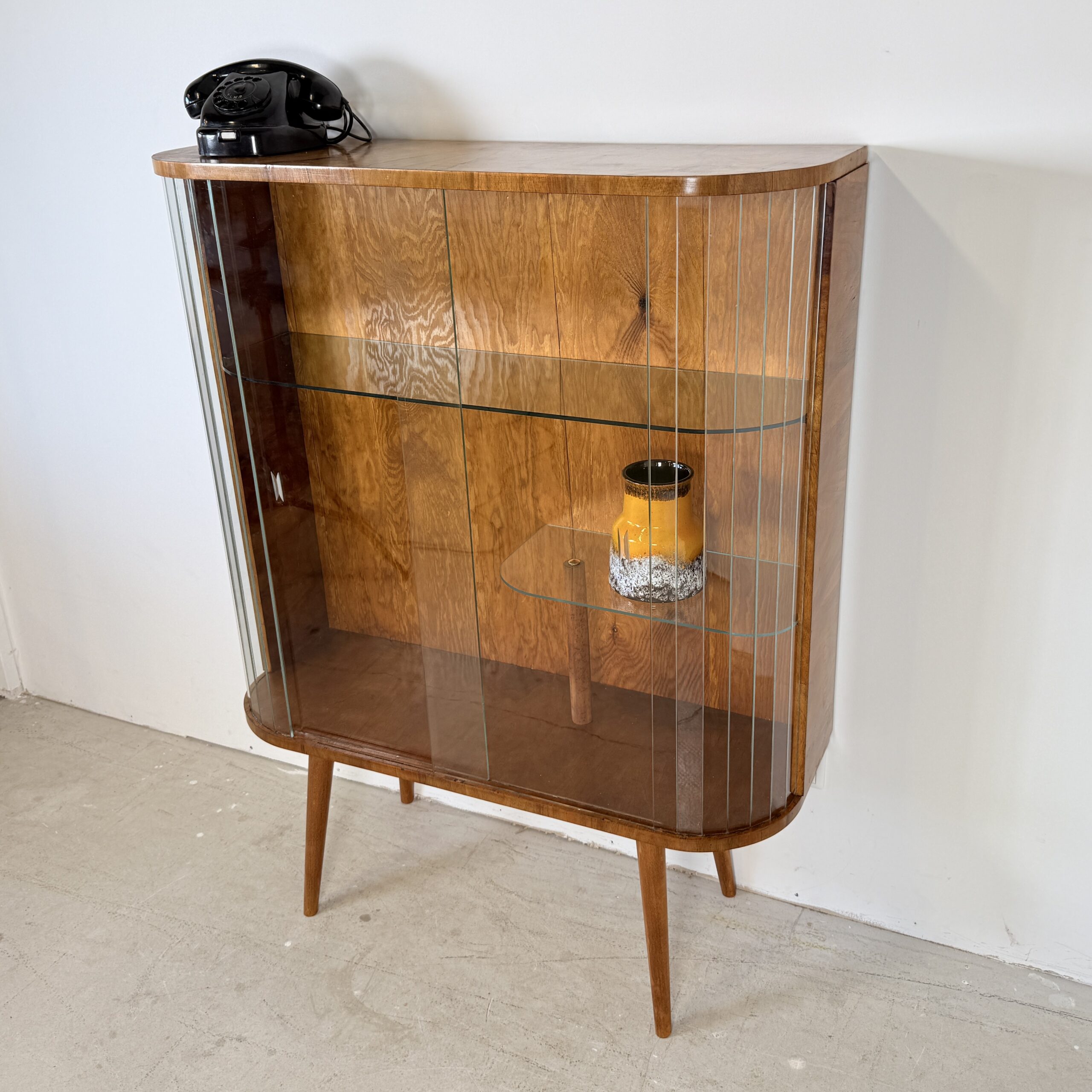 Vintage Vitrinekast 'Zofia' met Glazen Lamellen – Warm Walnootfineer & Art Deco Stijl – Jaren '50 - Afbeelding 6