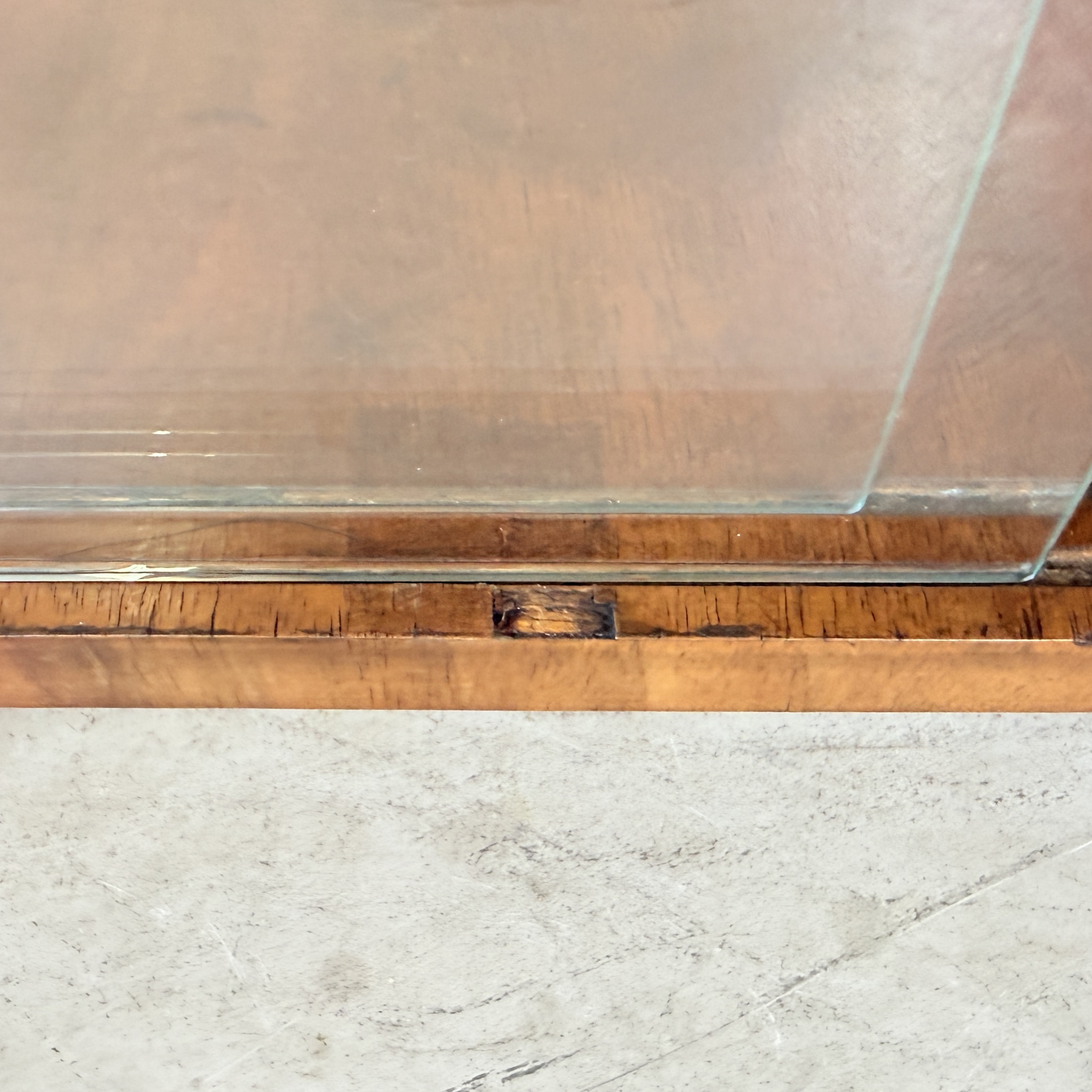 Vintage Vitrinekast 'Zofia' met Glazen Lamellen – Warm Walnootfineer & Art Deco Stijl – Jaren '50 - Afbeelding 9