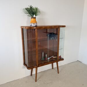 Vintage Vitrinekast 'Helena' met Glazen Lamellen – Warm Notenhout & Art Deco Stijl – Jaren '50