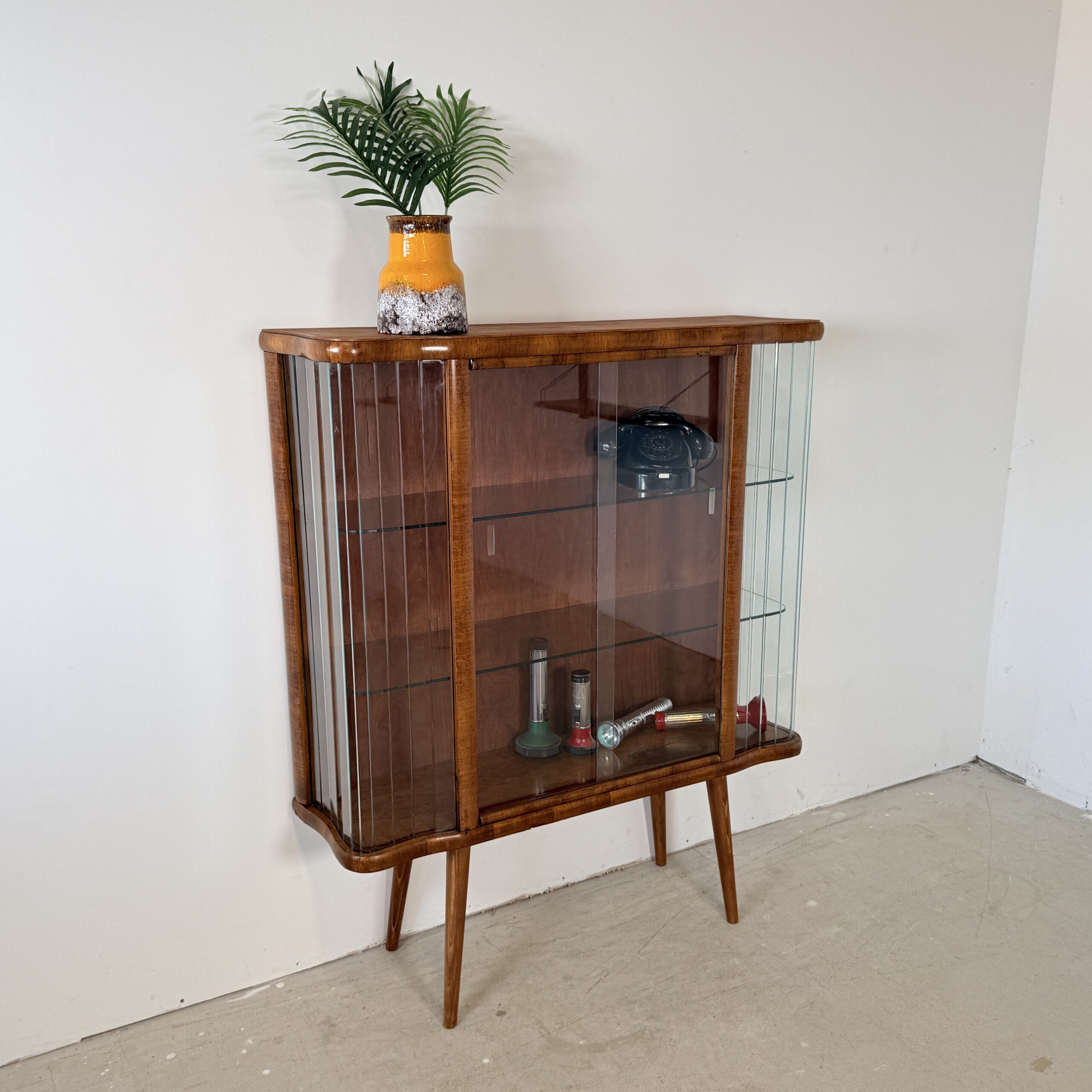Vintage Vitrinekast 'Helena' met Glazen Lamellen – Warm Notenhout & Art Deco Stijl – Jaren '50