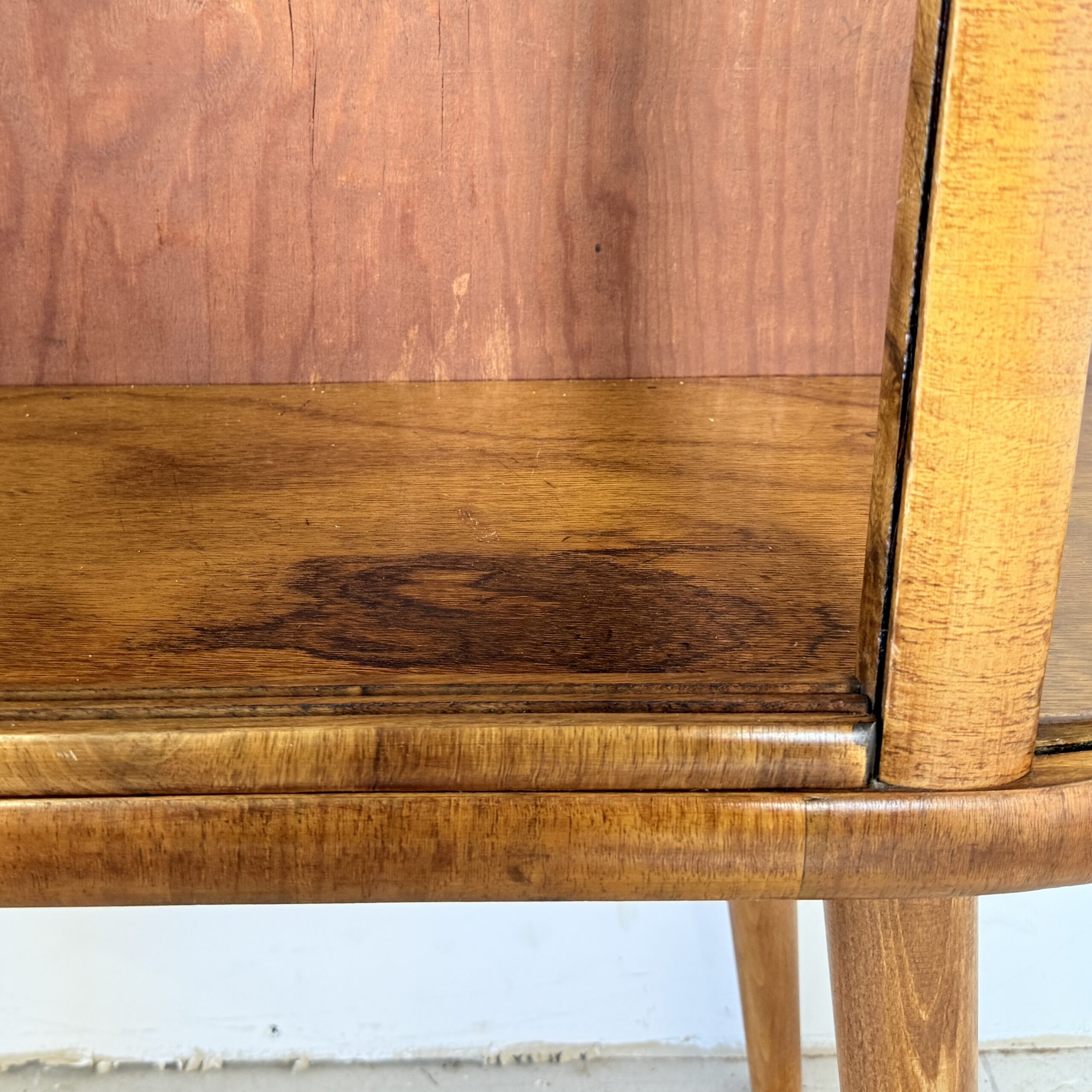 Vintage Vitrinekast 'Helena' met Glazen Lamellen – Warm Notenhout & Art Deco Stijl – Jaren '50 - Afbeelding 10