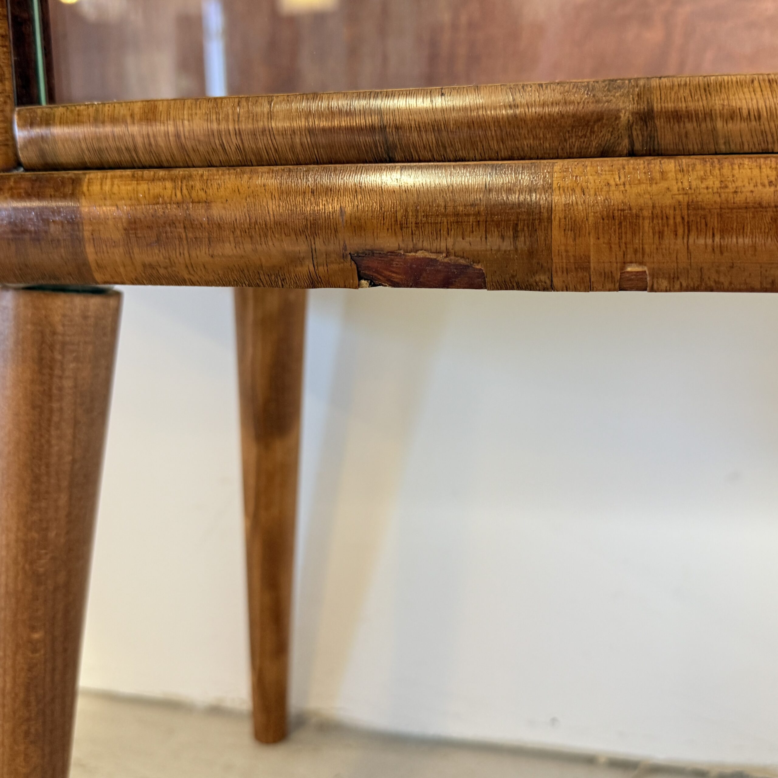 Vintage Vitrinekast 'Helena' met Glazen Lamellen – Warm Notenhout & Art Deco Stijl – Jaren '50 - Afbeelding 11