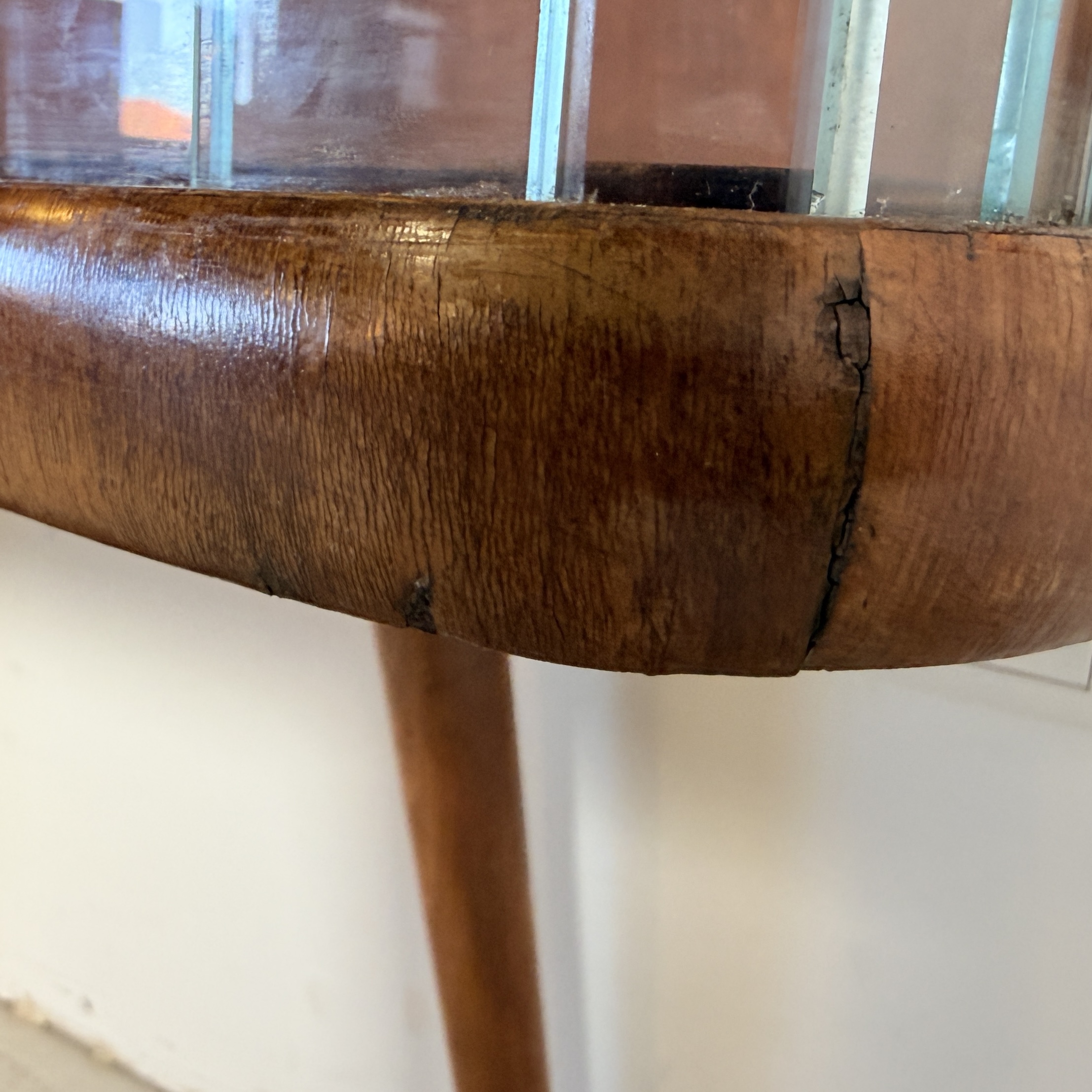 Vintage Vitrinekast 'Helena' met Glazen Lamellen – Warm Notenhout & Art Deco Stijl – Jaren '50 - Afbeelding 12