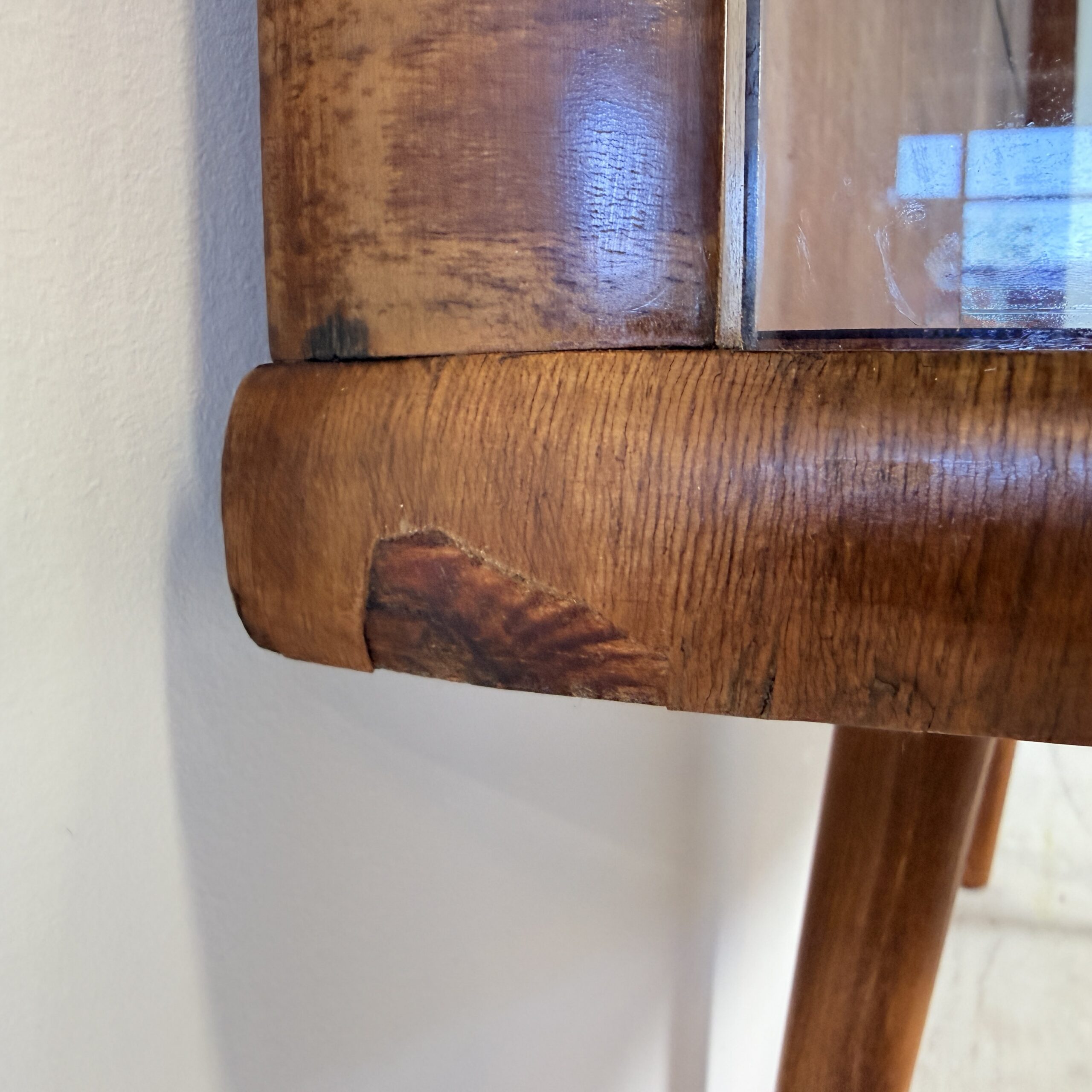 Vintage Vitrinekast 'Helena' met Glazen Lamellen – Warm Notenhout & Art Deco Stijl – Jaren '50 - Afbeelding 13