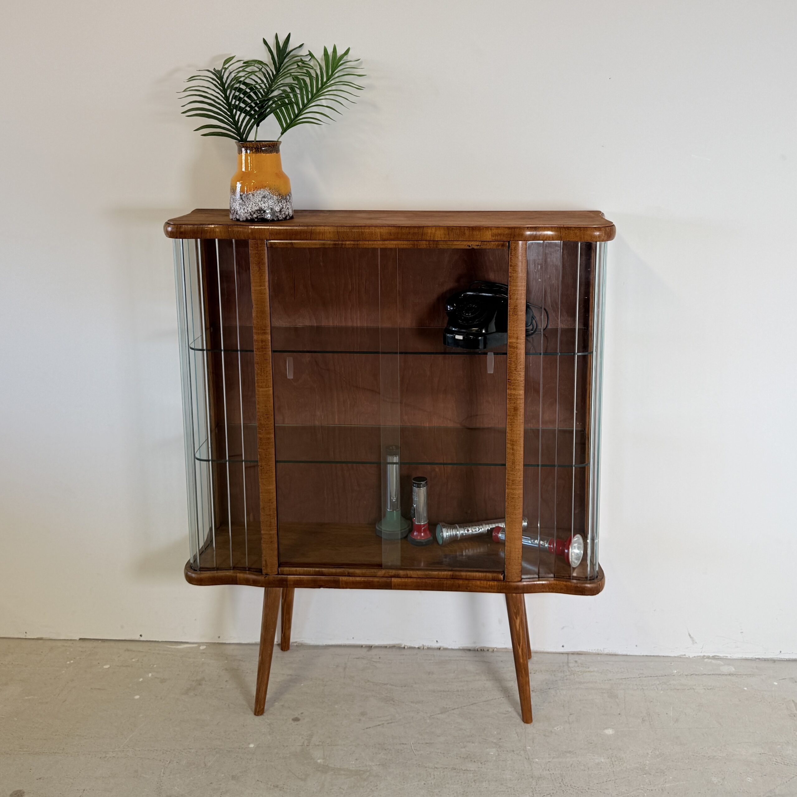 Vintage Vitrinekast 'Helena' met Glazen Lamellen – Warm Notenhout & Art Deco Stijl – Jaren '50 - Afbeelding 2