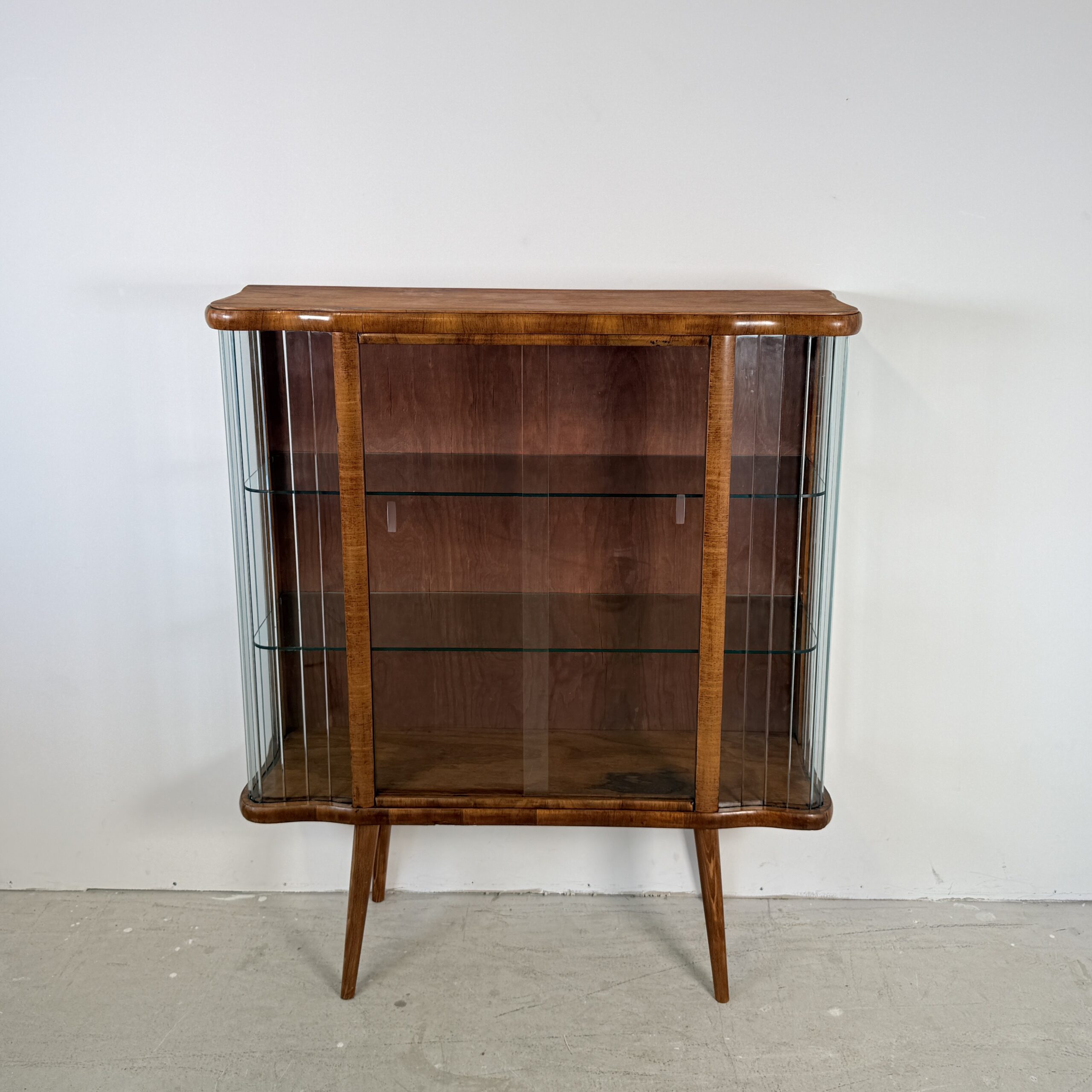 Vintage Vitrinekast 'Helena' met Glazen Lamellen – Warm Notenhout & Art Deco Stijl – Jaren '50 - Afbeelding 3