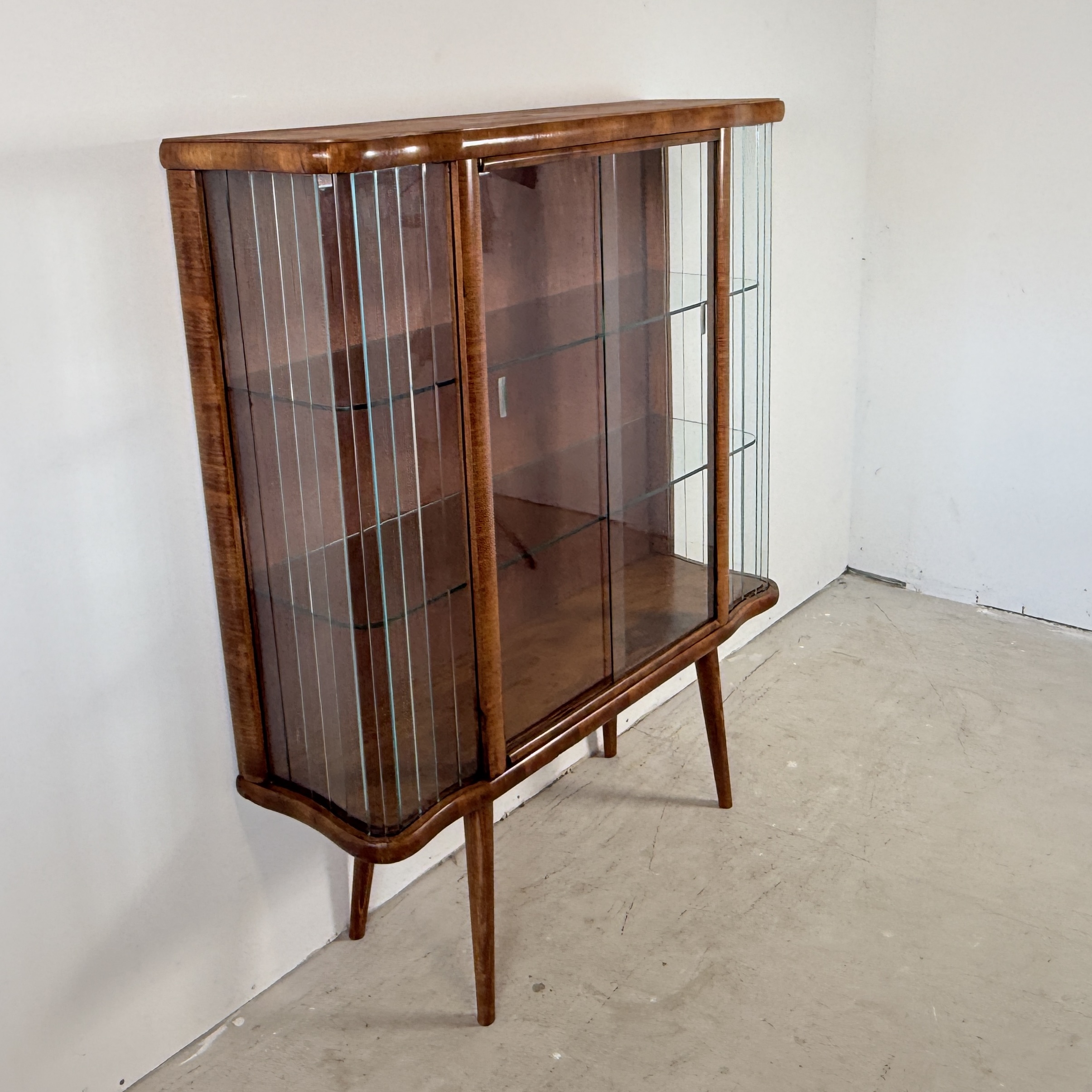 Vintage Vitrinekast 'Helena' met Glazen Lamellen – Warm Notenhout & Art Deco Stijl – Jaren '50 - Afbeelding 4