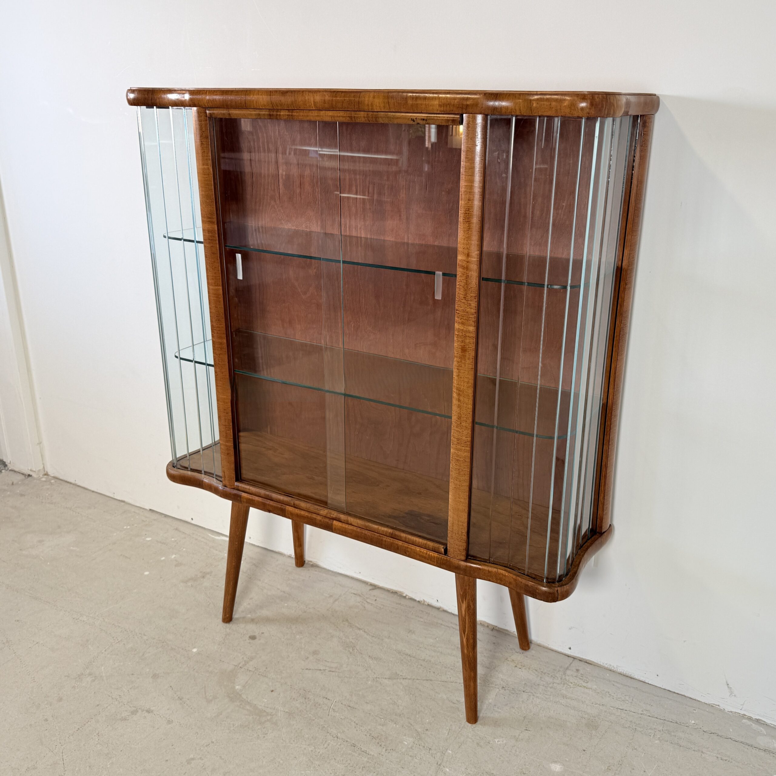 Vintage Vitrinekast 'Helena' met Glazen Lamellen – Warm Notenhout & Art Deco Stijl – Jaren '50 - Afbeelding 5