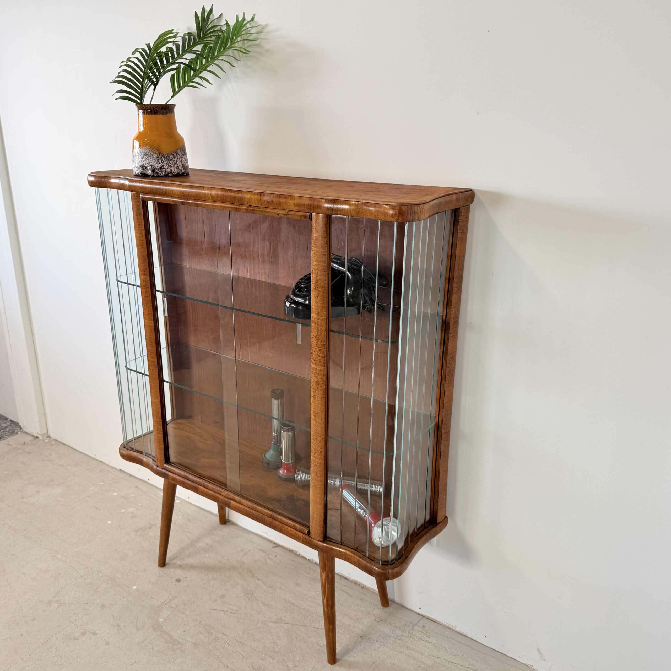 Vintage Vitrinekast 'Helena' met Glazen Lamellen – Warm Notenhout & Art Deco Stijl – Jaren '50 - Afbeelding 6