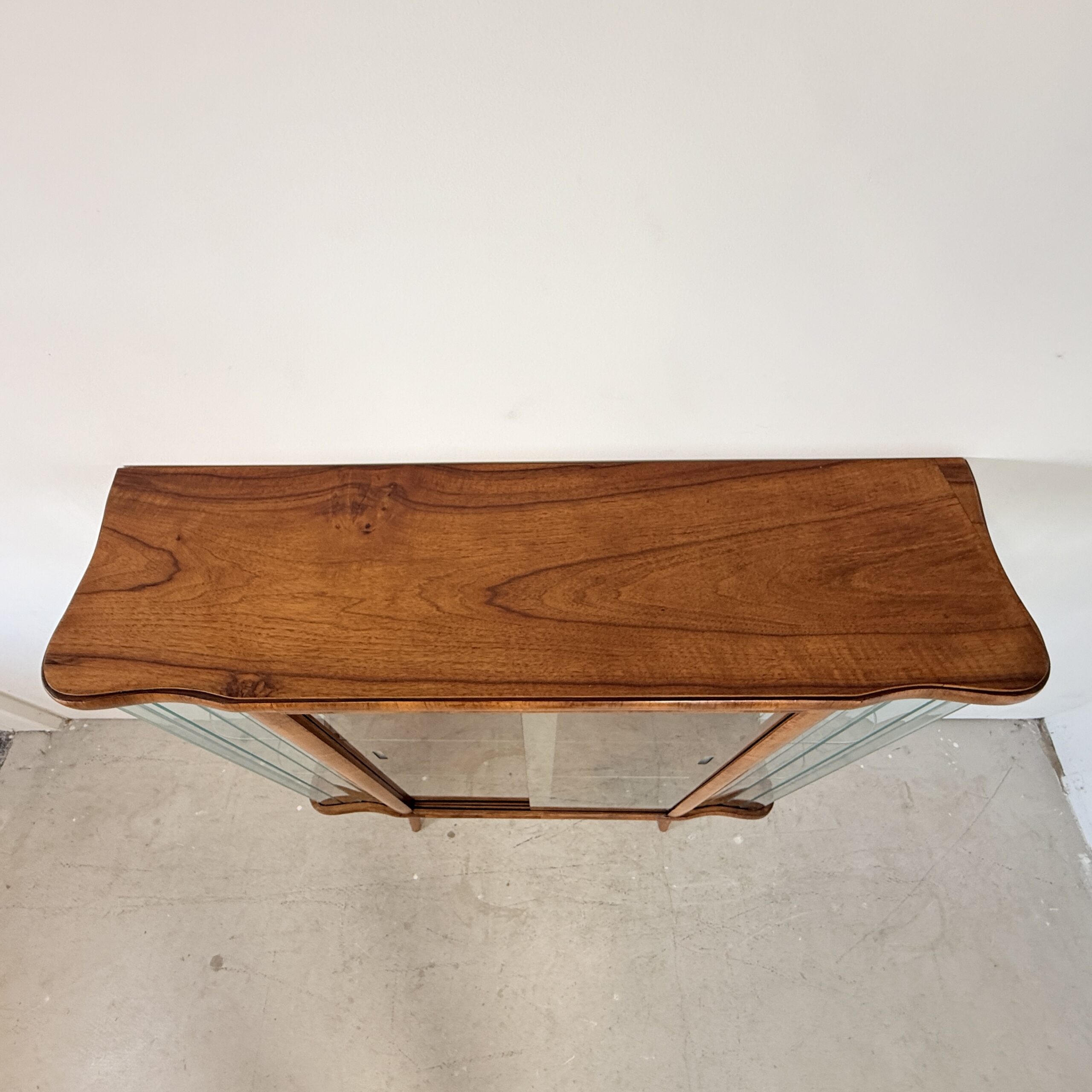 Vintage Vitrinekast 'Helena' met Glazen Lamellen – Warm Notenhout & Art Deco Stijl – Jaren '50 - Afbeelding 7