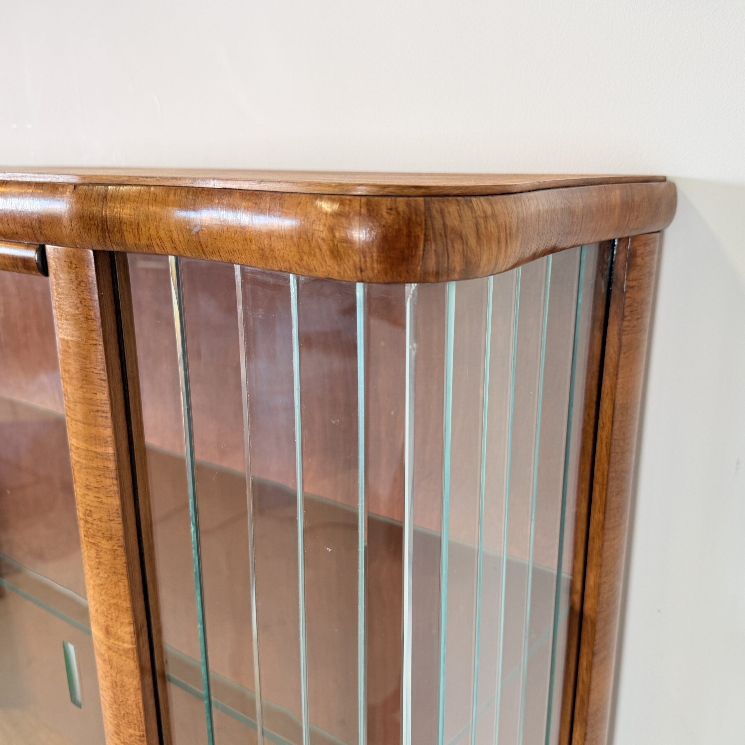 Vintage Vitrinekast 'Helena' met Glazen Lamellen – Warm Notenhout & Art Deco Stijl – Jaren '50 - Afbeelding 8