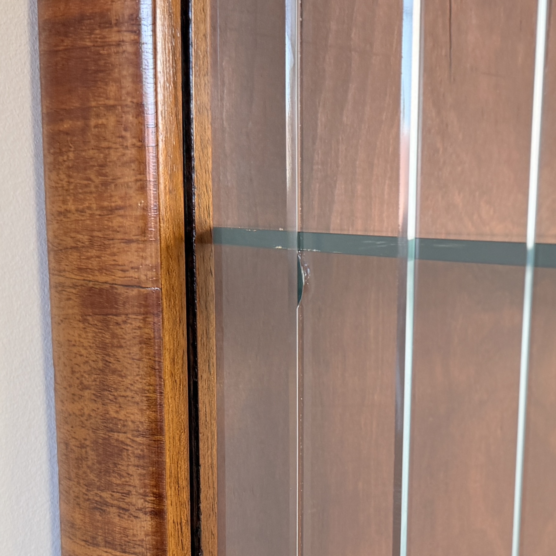 Vintage Vitrinekast 'Helena' met Glazen Lamellen – Warm Notenhout & Art Deco Stijl – Jaren '50 - Afbeelding 9