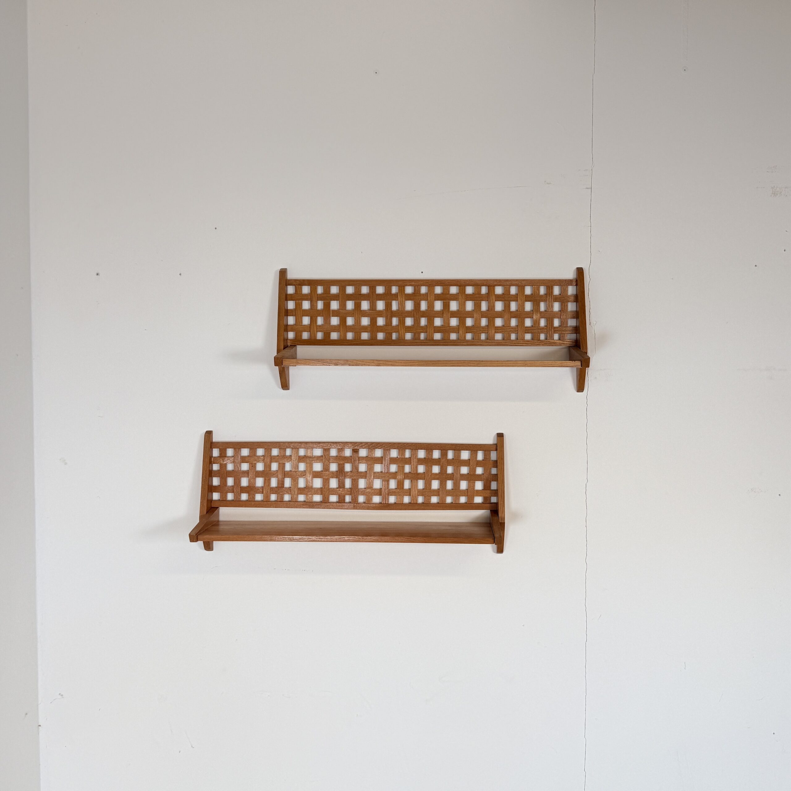 Set van 2 Mid-Century Wandrekken met Gevlochten Rugpaneel – ÚLUV - Afbeelding 2