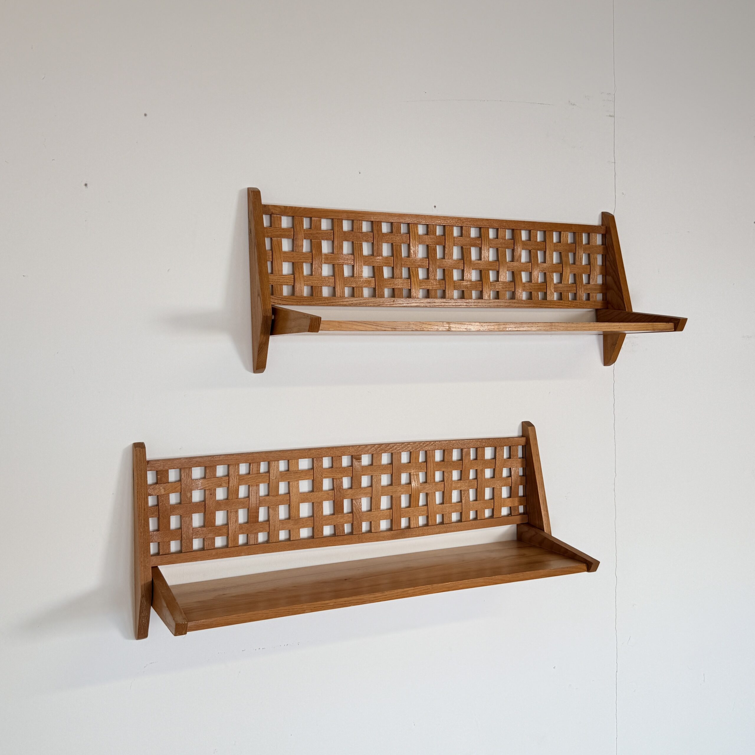 Set van 2 Mid-Century Wandrekken met Gevlochten Rugpaneel – ÚLUV - Afbeelding 3