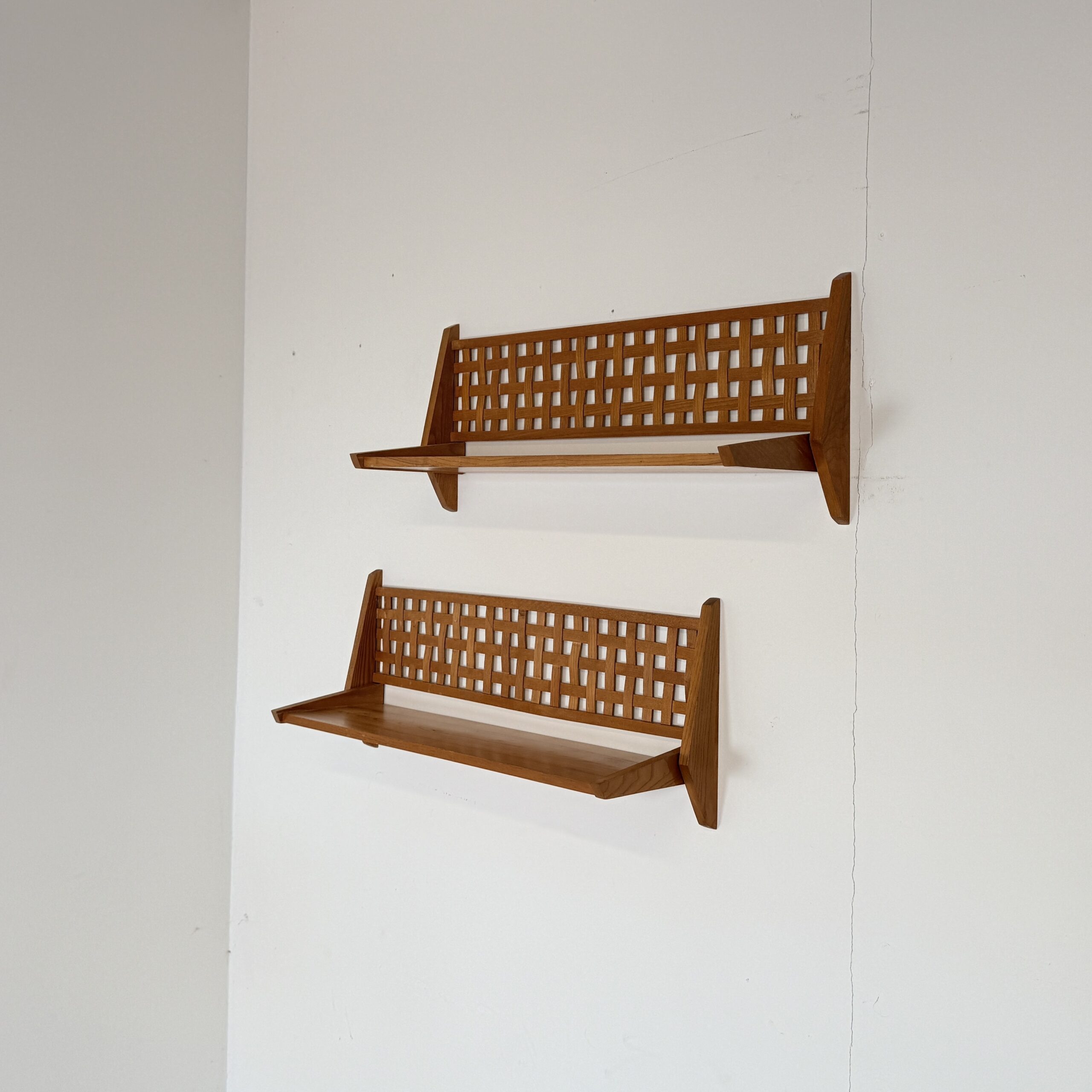 Set van 2 Mid-Century Wandrekken met Gevlochten Rugpaneel – ÚLUV - Afbeelding 4