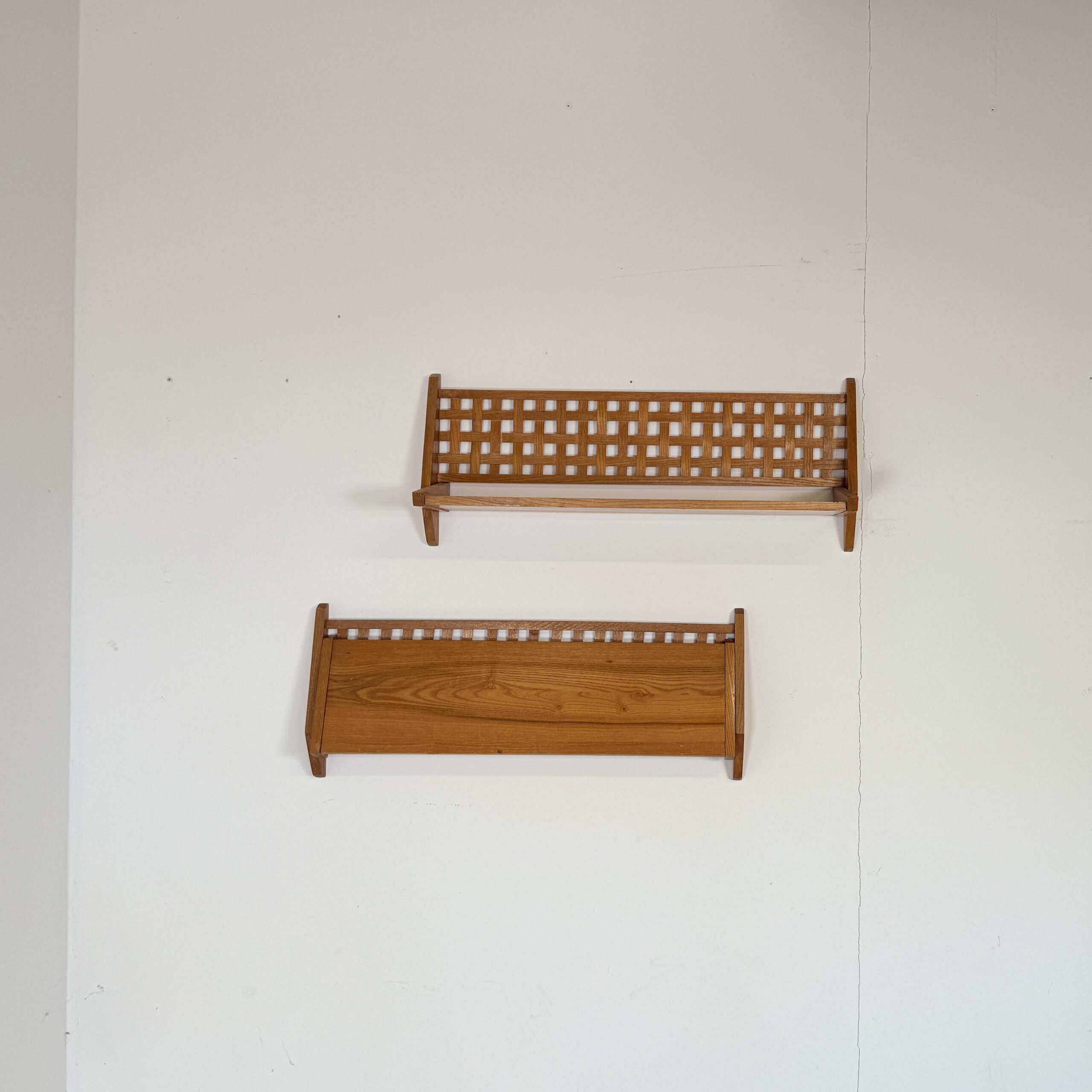 Set van 2 Mid-Century Wandrekken met Gevlochten Rugpaneel – ÚLUV - Afbeelding 5