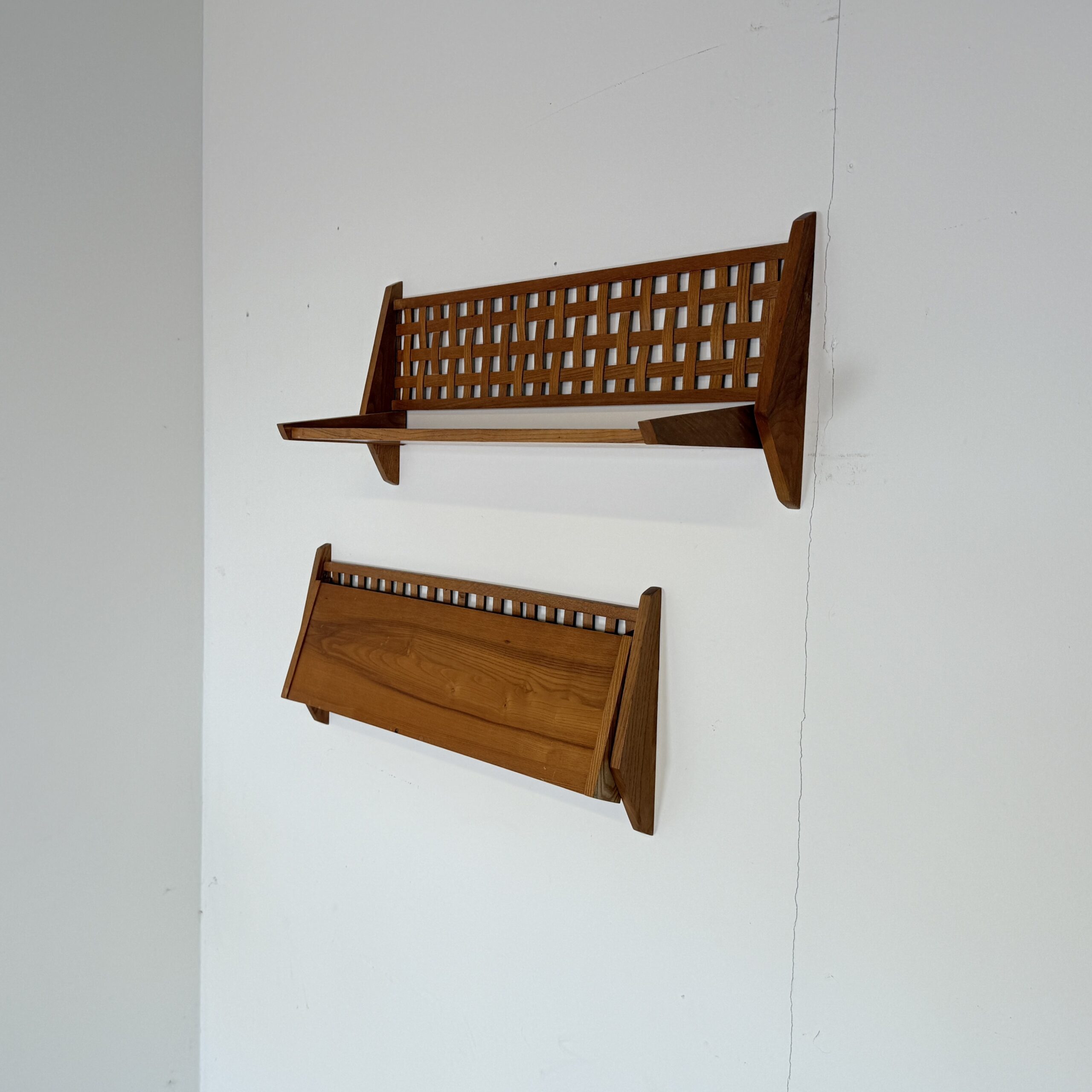 Set van 2 Mid-Century Wandrekken met Gevlochten Rugpaneel – ÚLUV - Afbeelding 7