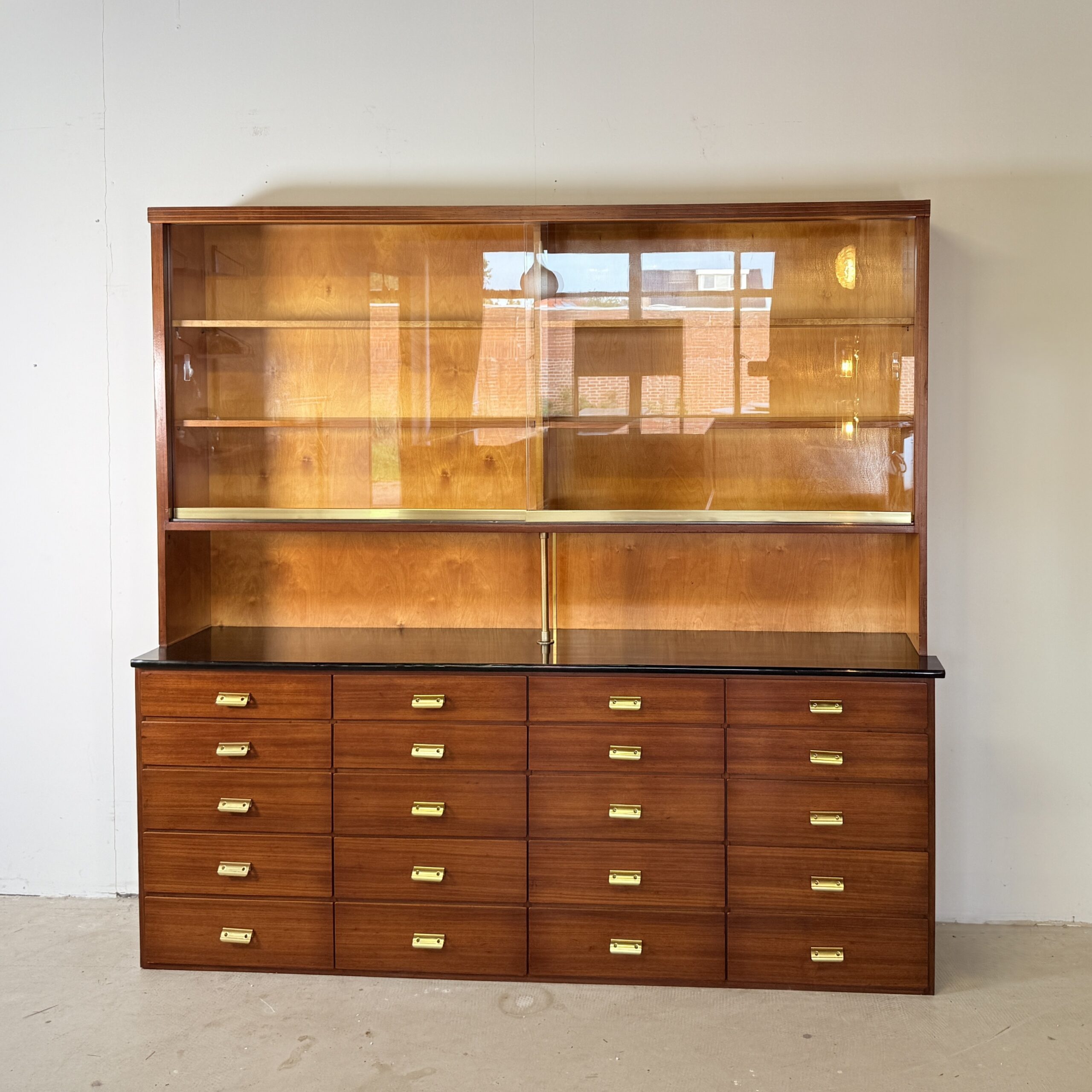 Vintage Duitse Apothekerskast in Mahonie | Mid-Century Modern