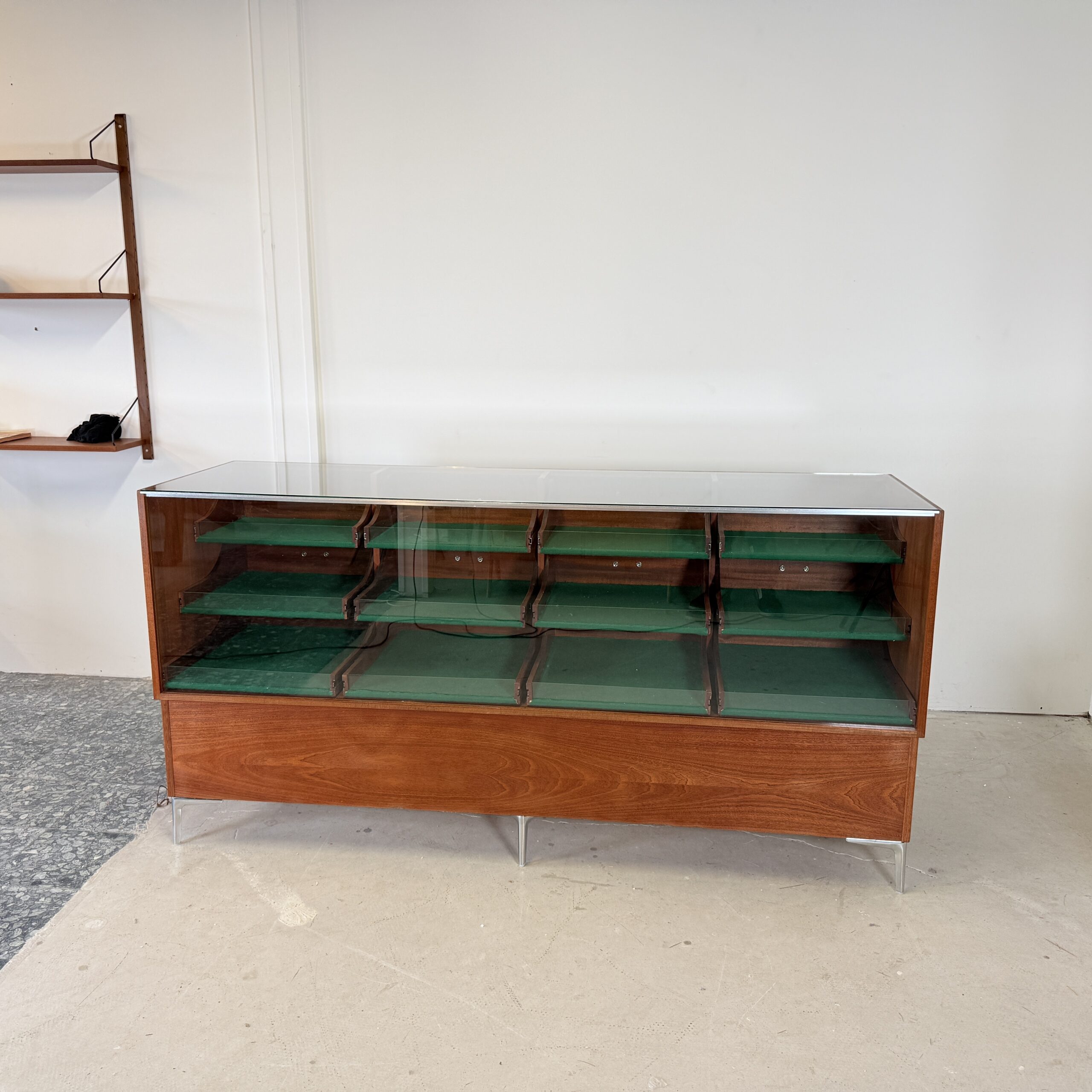 Mid-Century Vitrine Toonbank – Mahonie, Chroom & Gehard Glas – Duitsland ca. 1960 - Afbeelding 2