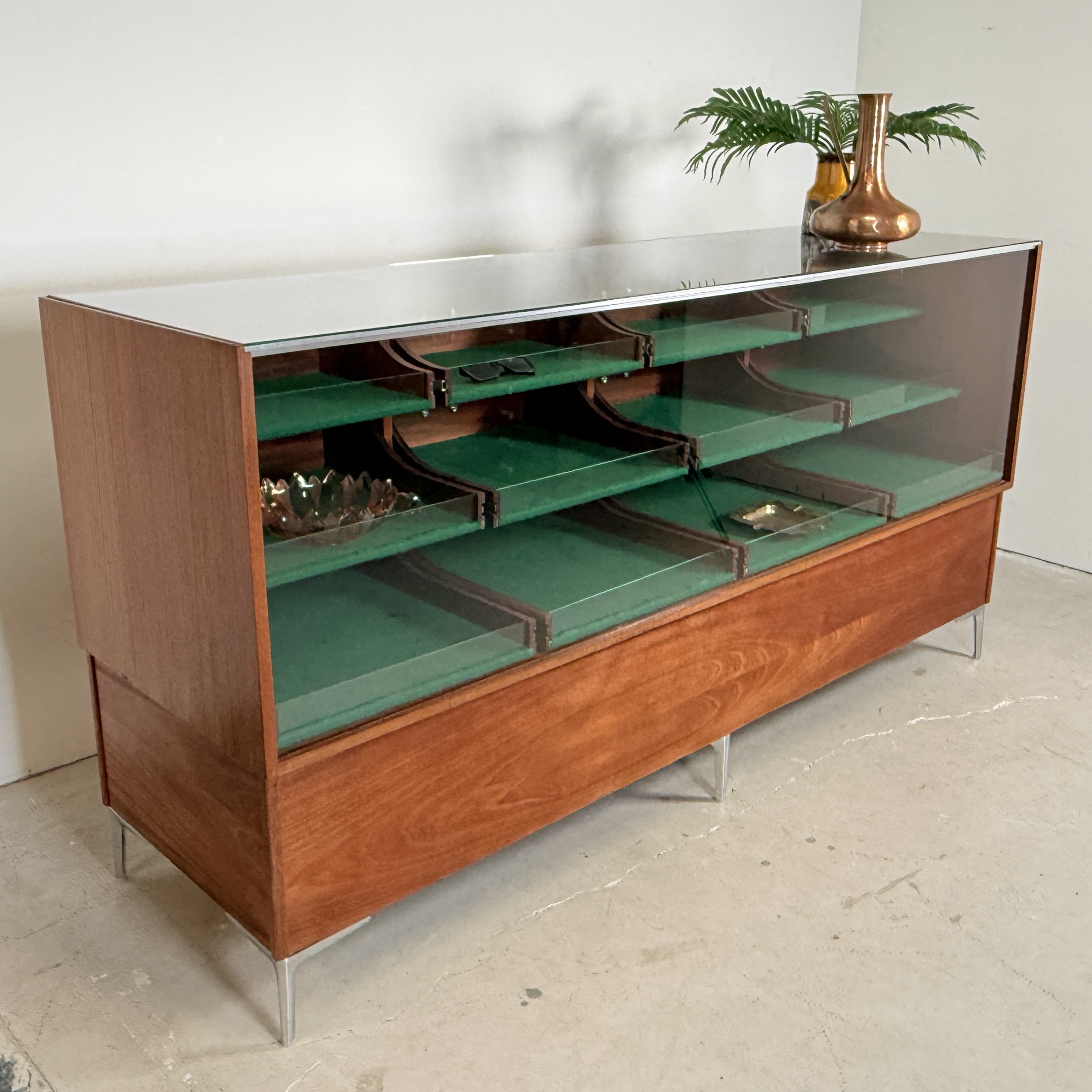Mid-Century Vitrine Toonbank – Mahonie, Chroom & Gehard Glas – Duitsland ca. 1960