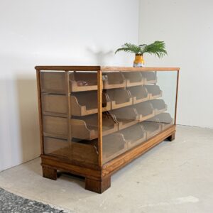 Massief Eiken Winkeltoonbank met 16 Lades & Glas – ca. 1940