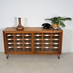 Vintage Duitse Sorteerkast / Dressoir met 24 Lades – Massief Grenen